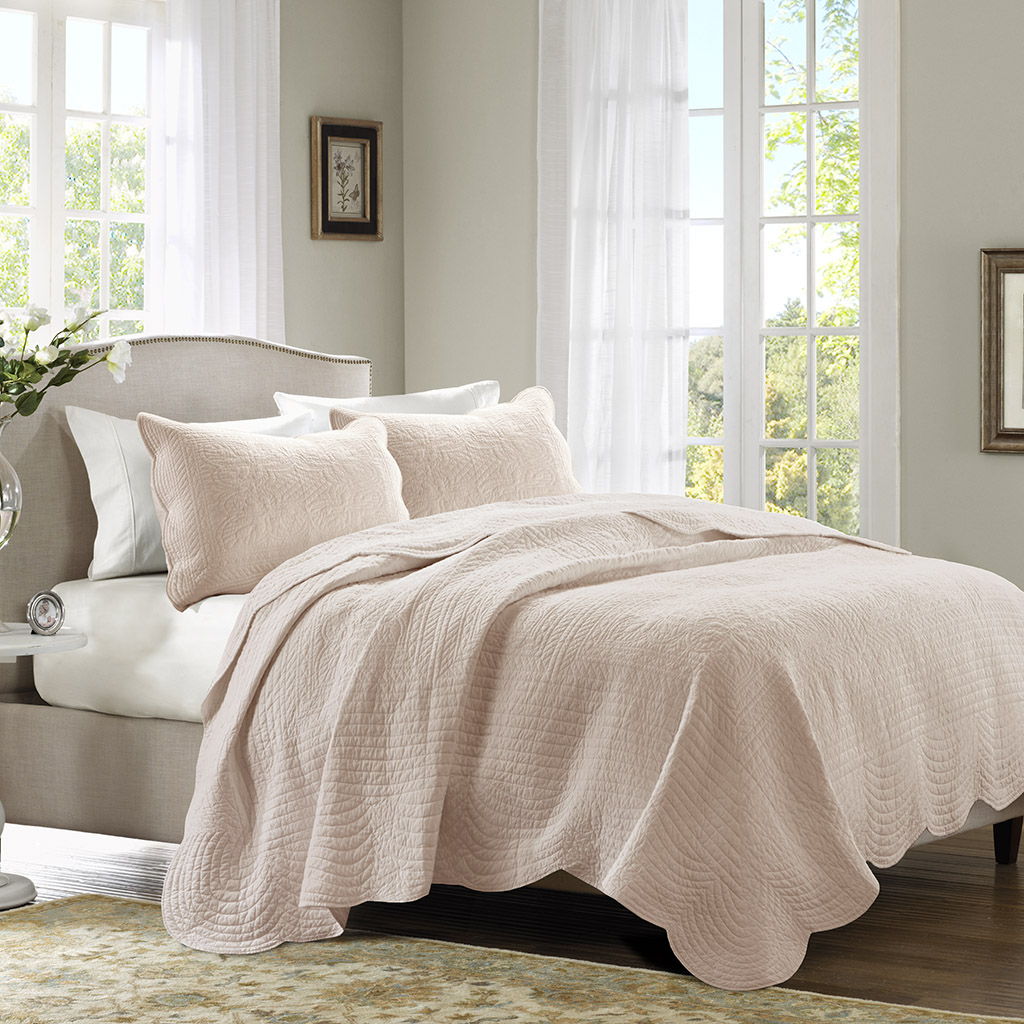 3 Piece Reversible Scalloped Edge Quilt Set - Blush