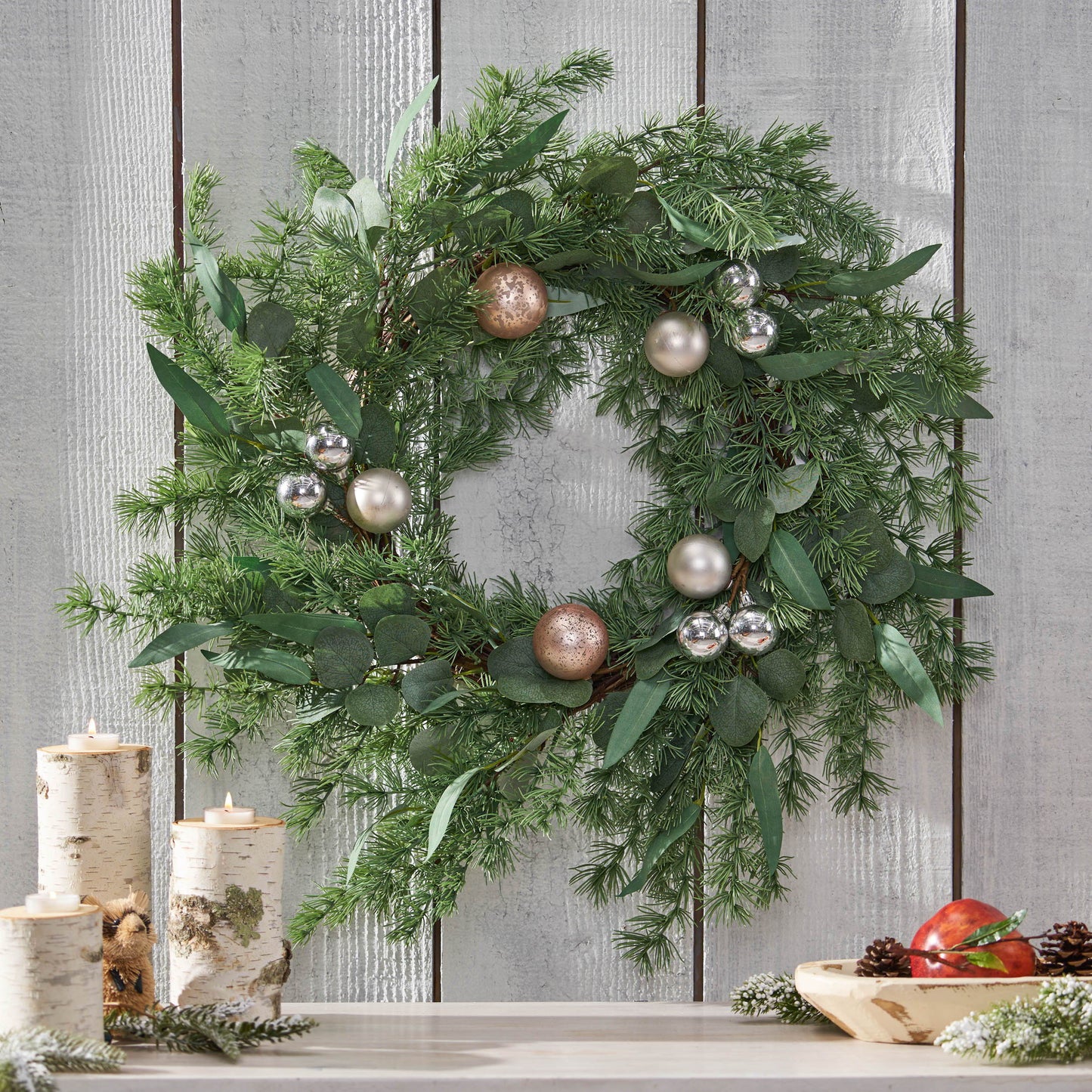 26" Pineneedle Wreath With Ball - Green