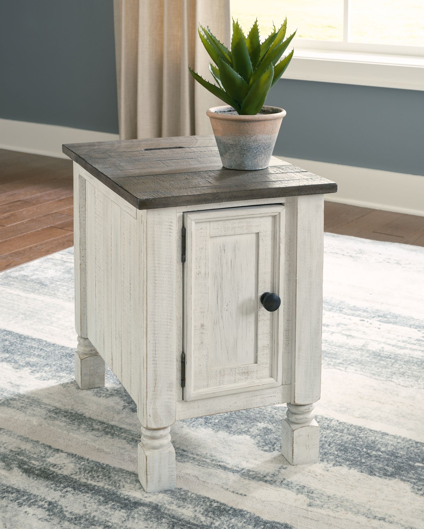 Havalance - White / Gray - Chair Side End Table